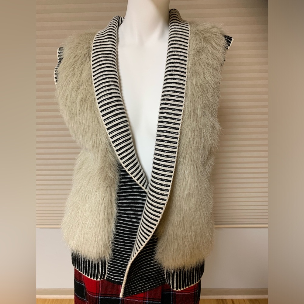 Banana Republic size M Vest New.Merino extrafine Wool/Faux fur/nylon/polyester